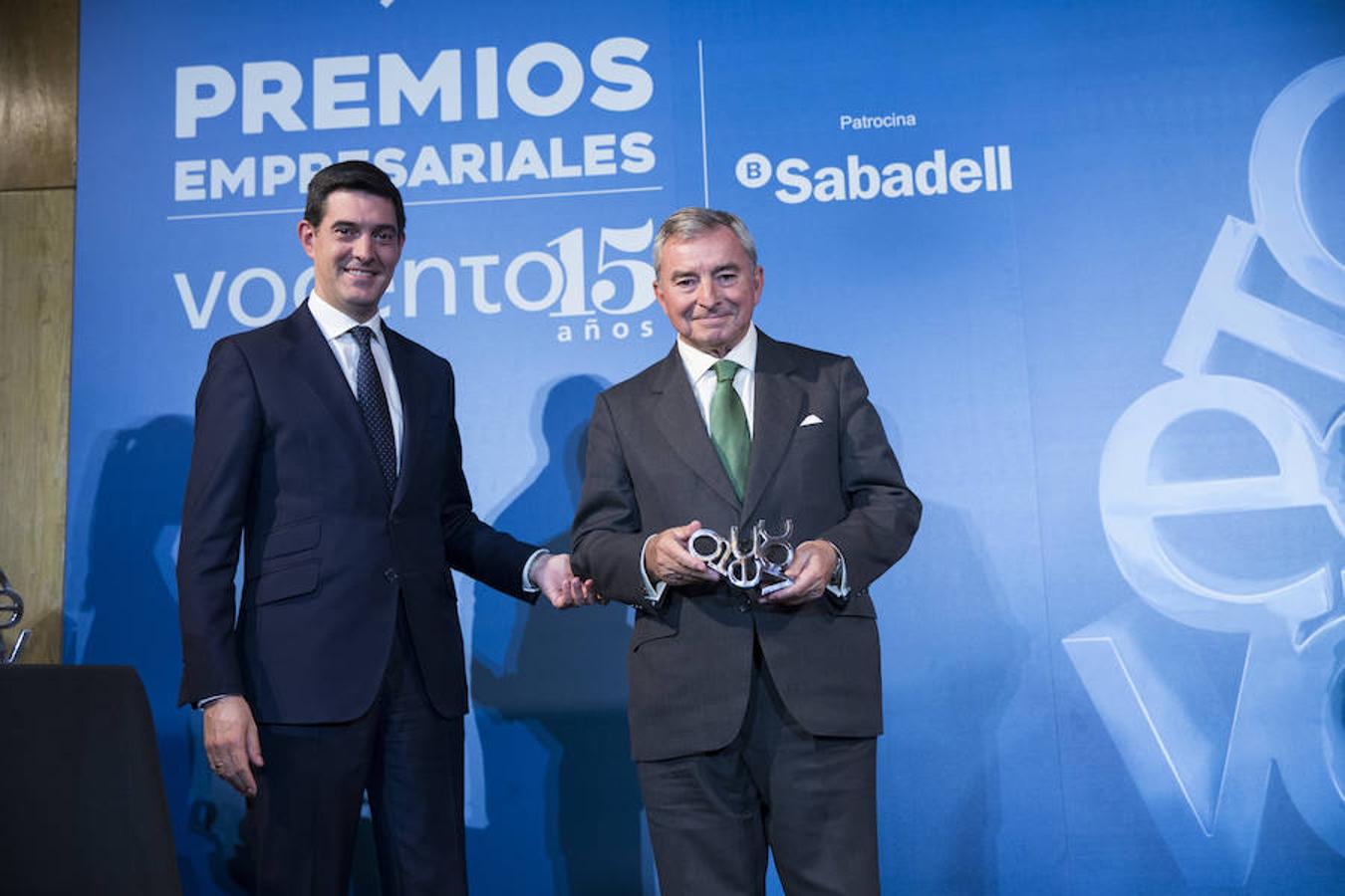 Javier Vega de Seoane, con el premio de Integración a DKV, junto a Íñigo Argaya, director general de Recursos Humanos y Organización de Vocento.