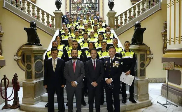 Los nuevos policías locales de Málaga, esta mañana en el Ayuntamiento. 