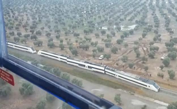 Vista desde un helicóptero del tren Málaga-Sevilla descarrilado en el Arahal