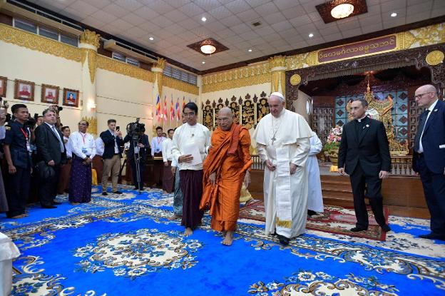 El Papa Francisco, ayer, durante un encuentro en Rangún con el consejo supremo de los monjes budistas. :: afp