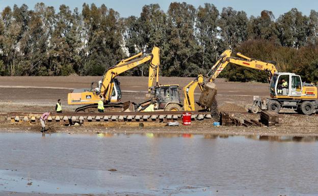 Obras para reconstruir la vía dañada por la riada. 