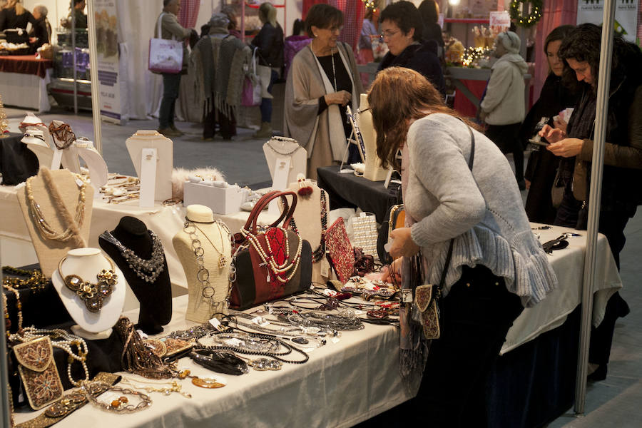 El tradicional rastrillo benéfico abre sus puertas hasta el lunes con 50 puestos y artículos de regalos en el Palacio de Ferias
