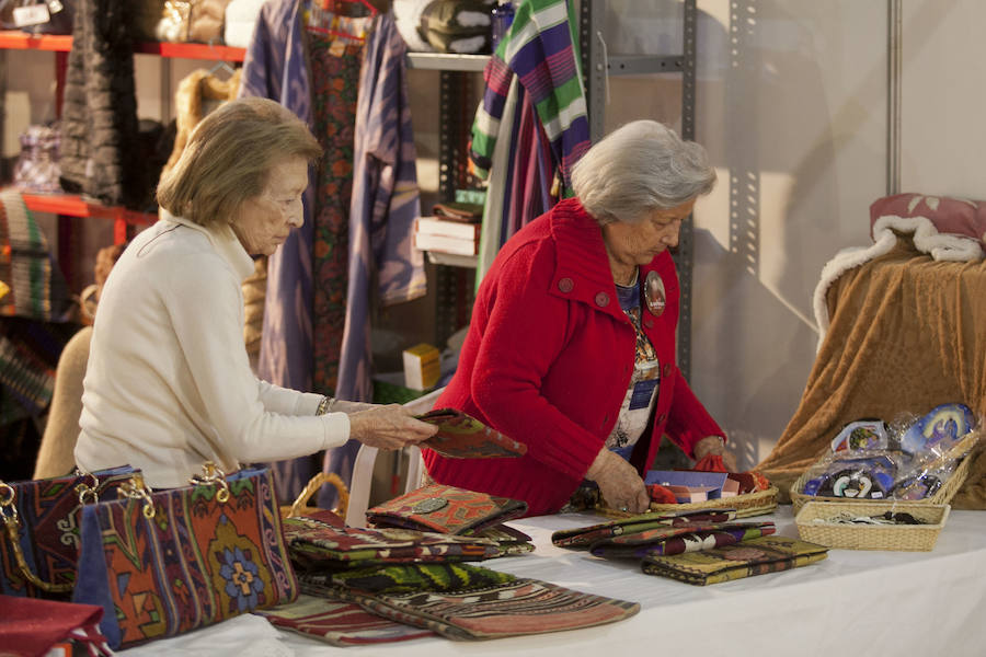 El tradicional rastrillo benéfico abre sus puertas hasta el lunes con 50 puestos y artículos de regalos en el Palacio de Ferias