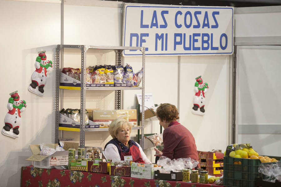 El tradicional rastrillo benéfico abre sus puertas hasta el lunes con 50 puestos y artículos de regalos en el Palacio de Ferias