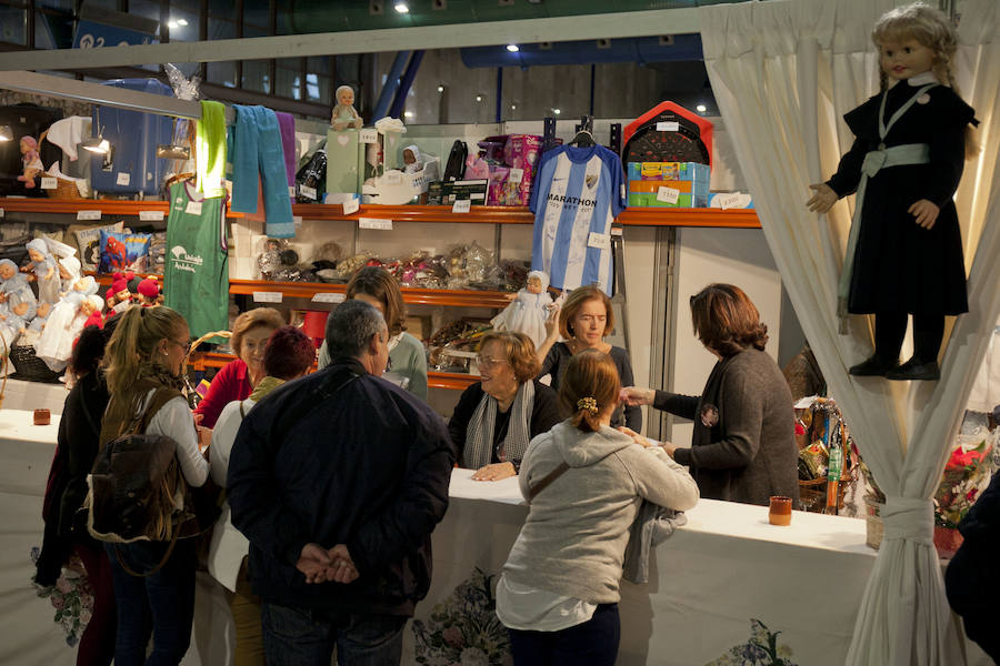 El tradicional rastrillo benéfico abre sus puertas hasta el lunes con 50 puestos y artículos de regalos en el Palacio de Ferias