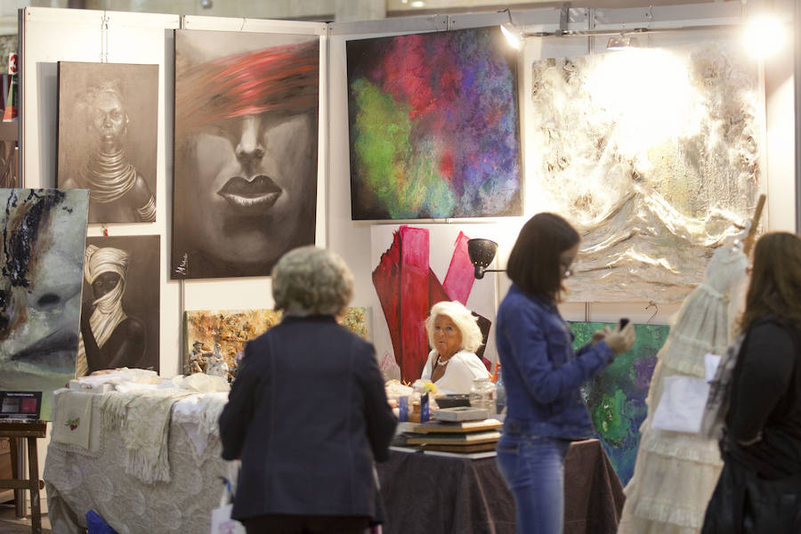 El tradicional rastrillo benéfico abre sus puertas hasta el lunes con 50 puestos y artículos de regalos en el Palacio de Ferias