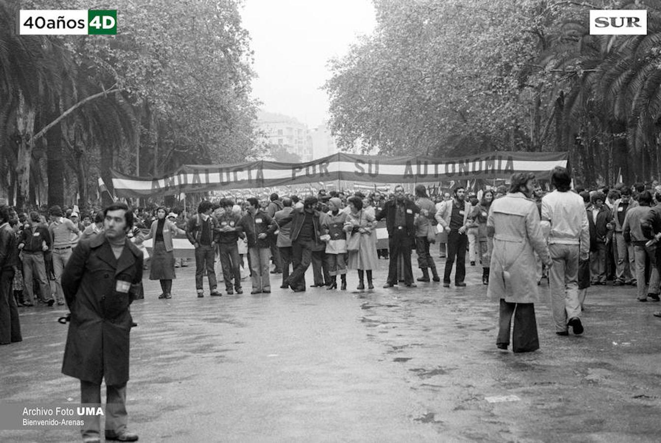 Málaga celebró el 4 de diciembre de 1977 una manifestación multitudinaria convocada por todas las fuerzas parlamentarias para reclamar que Andalucía se convirtiera en autonomía. La manifestación derivó en altercados y cargas policiales. Uno de los asistentes, el joven Manuel José García Caparrós, recibió un disparo que le provocó la muerte. 40 años después, se desconoce quién fue el autor del disparo. 