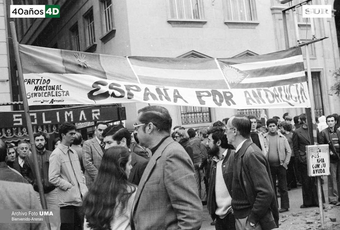 Málaga celebró el 4 de diciembre de 1977 una manifestación multitudinaria convocada por todas las fuerzas parlamentarias para reclamar que Andalucía se convirtiera en autonomía. La manifestación derivó en altercados y cargas policiales. Uno de los asistentes, el joven Manuel José García Caparrós, recibió un disparo que le provocó la muerte. 40 años después, se desconoce quién fue el autor del disparo. 