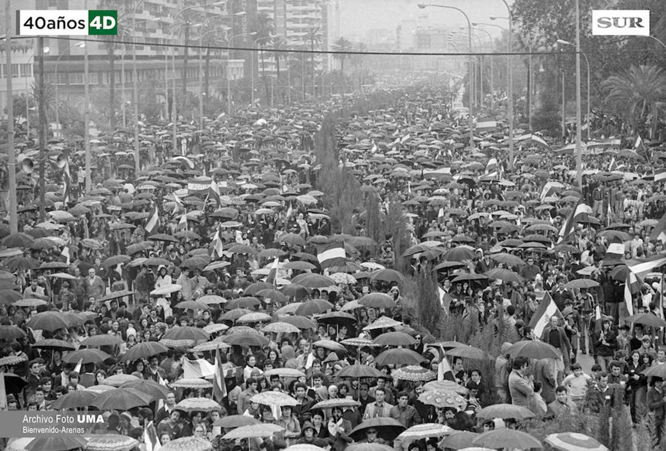 Málaga celebró el 4 de diciembre de 1977 una manifestación multitudinaria convocada por todas las fuerzas parlamentarias para reclamar que Andalucía se convirtiera en autonomía. La manifestación derivó en altercados y cargas policiales. Uno de los asistentes, el joven Manuel José García Caparrós, recibió un disparo que le provocó la muerte. 40 años después, se desconoce quién fue el autor del disparo. 