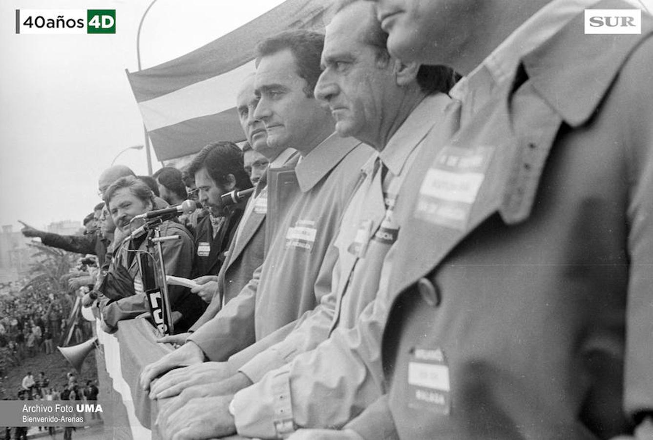 Málaga celebró el 4 de diciembre de 1977 una manifestación multitudinaria convocada por todas las fuerzas parlamentarias para reclamar que Andalucía se convirtiera en autonomía. La manifestación derivó en altercados y cargas policiales. Uno de los asistentes, el joven Manuel José García Caparrós, recibió un disparo que le provocó la muerte. 40 años después, se desconoce quién fue el autor del disparo. 