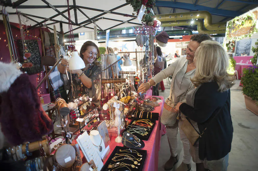 El tradicional Rastrillo benéfico abre sus puertas hasta el lunes con 50 puestos y artículos de regalo en el Palacio de Ferias