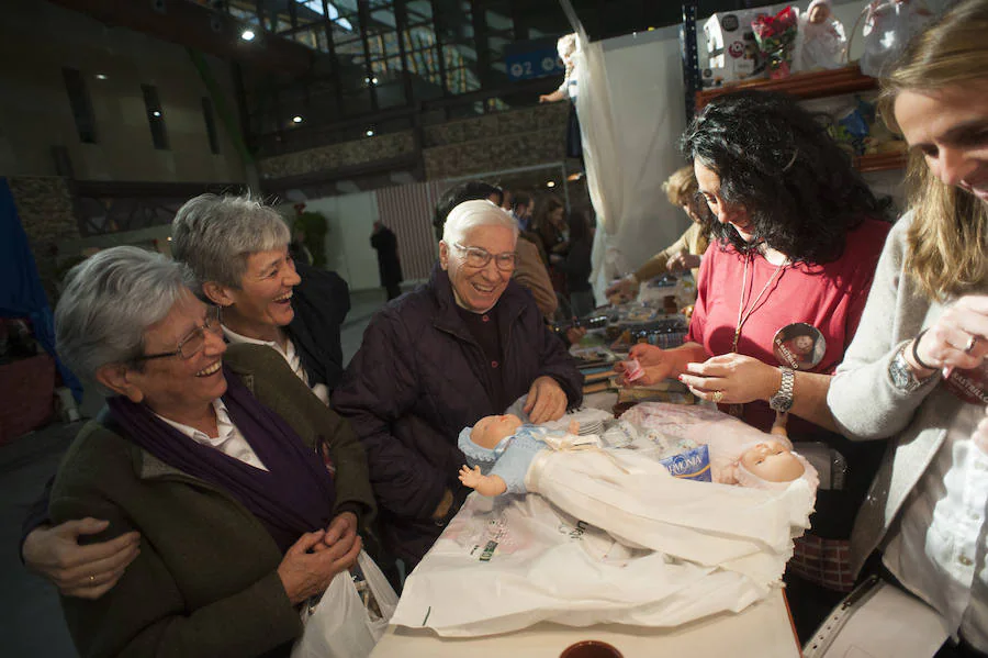 El tradicional Rastrillo benéfico abre sus puertas hasta el lunes con 50 puestos y artículos de regalo en el Palacio de Ferias