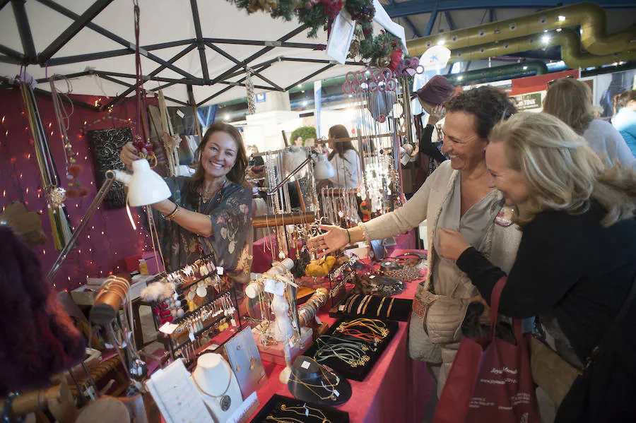 El tradicional Rastrillo benéfico abre sus puertas hasta el lunes con 50 puestos y artículos de regalo en el Palacio de Ferias