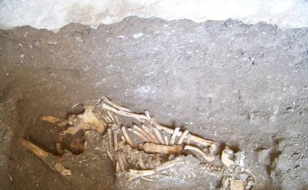 Imagen principal - Rareza. El enterramiento realizado mediante el rito musulmán está muy alejado de las necrópolis islámicas. Hallazgo. Detalle de la parte izquierda de la mandíbula encontrada en el individuo enterrado en dirección a La Meca.