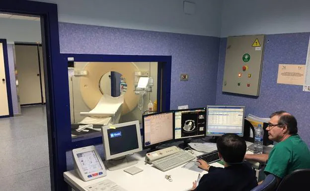 Sala de trabajo de la resonancia magnética que tiene el Hospital Clínico Universitario.