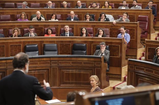 Rajoy responde al líder de Podemos, Pablo Iglesias, hace dos semanas en el Congreso durante la sesión de control al Gobierno. :: zipi / efe