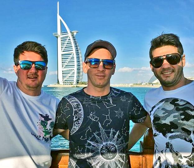 El astro blaugrana Leo Messi, entre sus hermanos Rodrigo y Matías (a la derecha), en Dubai. :: r. c.