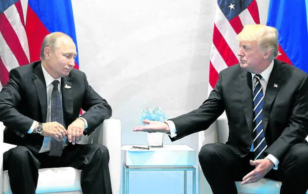 Vladimir Putin y Donald Trump, reunidos en Alemania durante la cumbre del G-20 el pasado 7 de julio. :: Carlos Barria / reuters