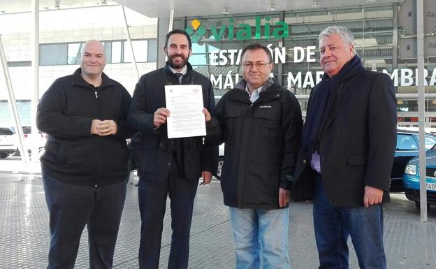 Heredia, Pérez y Brenes, esta mañana frente a la estación María Zambrano.