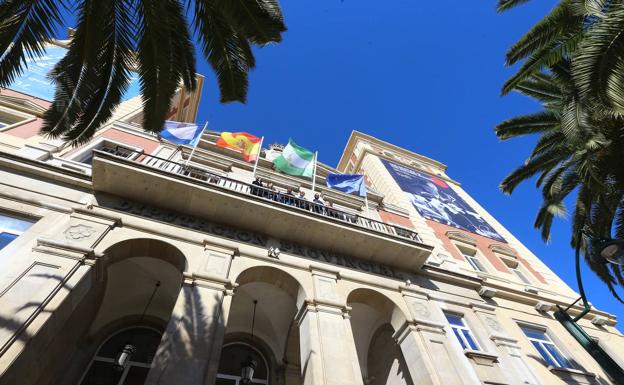 La Diputación de Málaga iza la bandera andaluza para enmendar su error de hace 40 años