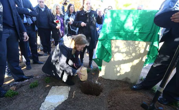 Momento en el que los familiares depositaron las cenizas en el Jardín del Recuerdo. 