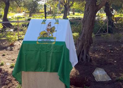 Imagen secundaria 1 - Se han depositado las cenizas bajo un olivo en el cementerio de San Gabriel (arriba y abajo a la izquierda). A la derecha, placa homenaje a García Caparrós y flores. 