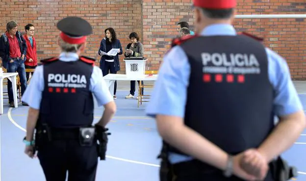 Dos mossos en un colegio electoral el día del referéndum :: afp