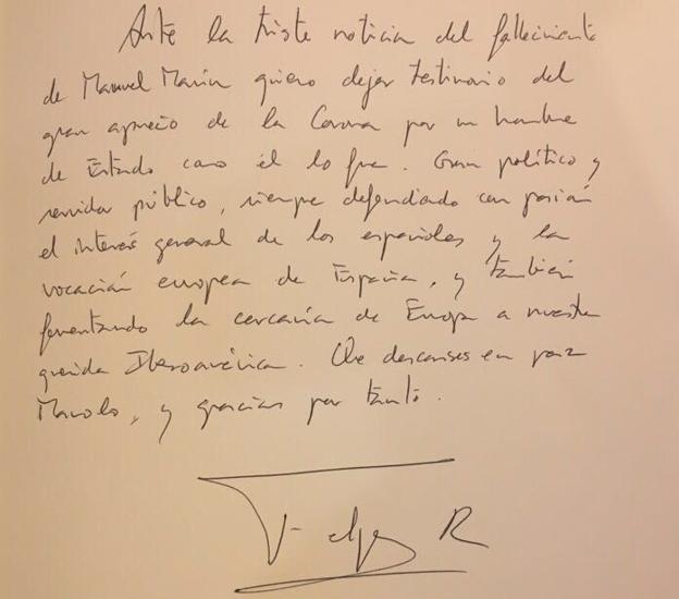 Firma del Rey en el libro de condolencias.