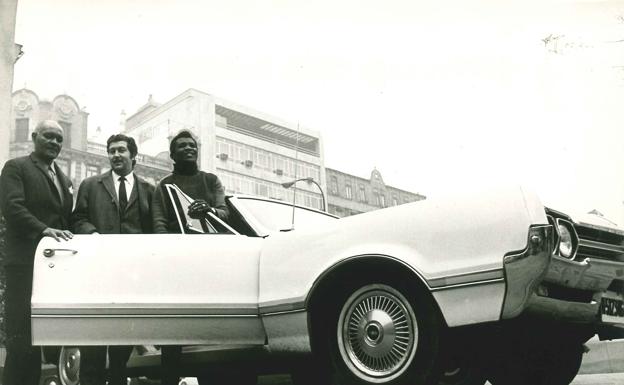 Manuel Alcántara con Legrá y el primer coche que se compró el púgil