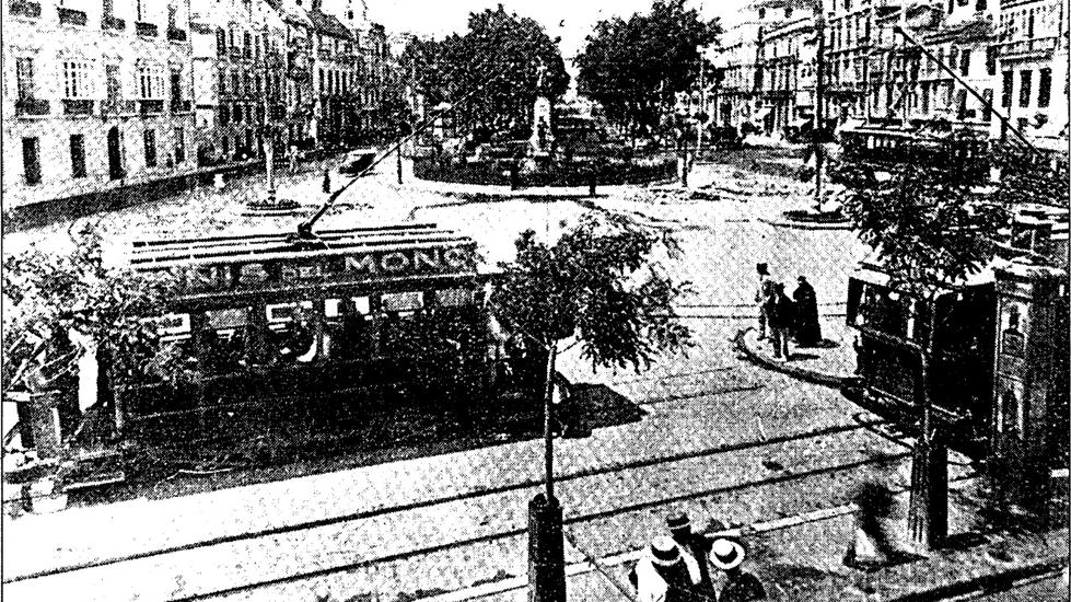 1930. Imagen de la Alameda con un tranvía en primer término. 