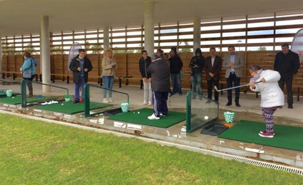 Personas con síndrome de Down juegan al golf en la escuela pública de El Toyo, una de las tres existentes en Andalucía. :: sur