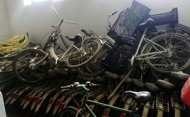 Las bicicletas están todas dañadas o presentan desperfectos que no han sido reparados.