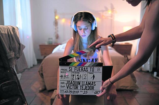 María Pedraza se dispone a rodar una escena de la serie, dirigida a un público juvenil acostumbrado a consumir televisión a través de internet.