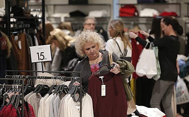 Numerosos malagueños aprovecharon la jornada de ayer para ir de compras 