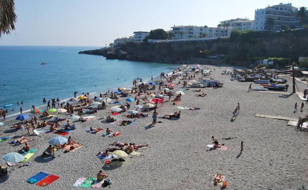 Las calas urbanas de Nerja, como ésta de El Salón, son muy frecuentadas, especialmente en verano. 