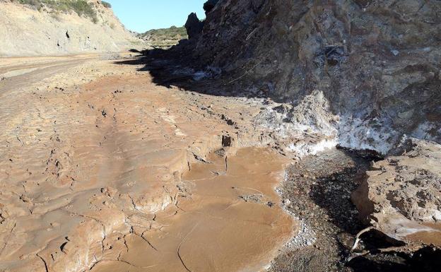 Meliones. Es un manantial salino que vierte en el embalse del Guadalhorce provocando la salinización de los recursos que almacena. Parte de esa sal contamina los campos del Guadalhorce.