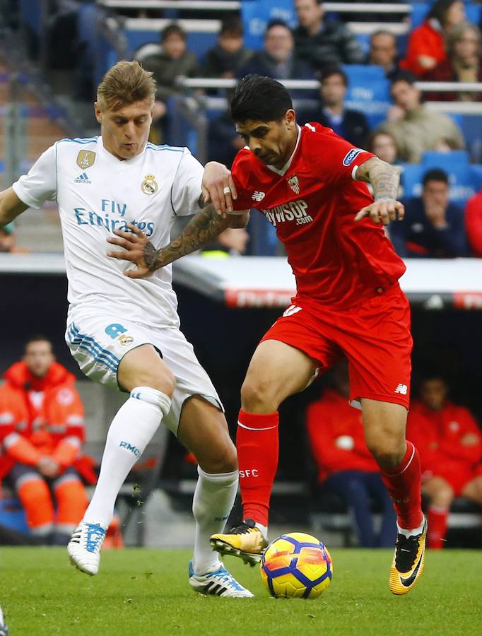 El Real Madrid golea al Sevilla por 5-0 en la primera parte del duelo correspondiente a la jornada 15. Nacho abrió la lata y Cristiano marcó un doblete. Kroos se sumó a la fiesta con un derechazo y Achraf anotó tras una carrera por banda derecha.