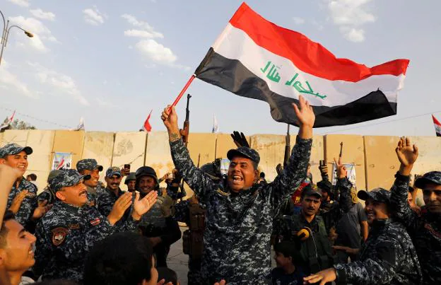 Miembros de la Policía federal iraquí celebran en una imagen de julio la recuperación de la ciudad de Mosul. :: Erik De Castro / REUTERS