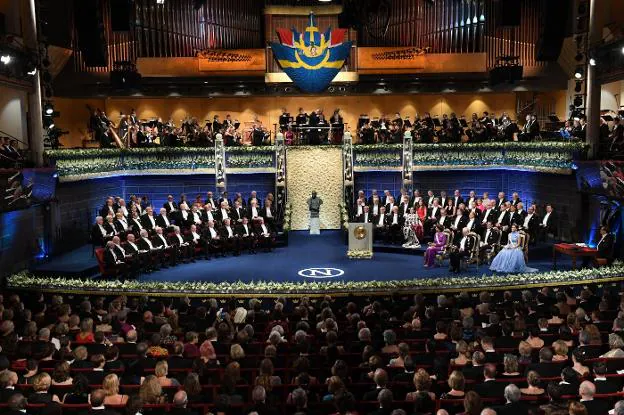 Los reyes de Suecia (a la dcha.) presiden la entrega de los Premios Nobel en la Sala de Conciertos de Estocolmo. :: Fredrik Sandberg / efe