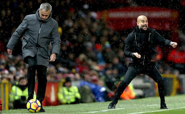 José Mourinho y Pep Guardiola, en Old Trafford.