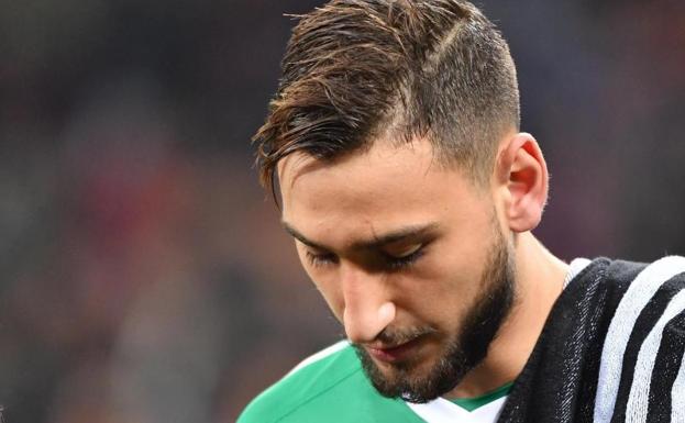 Donnarumma se retira cabizbajo. 