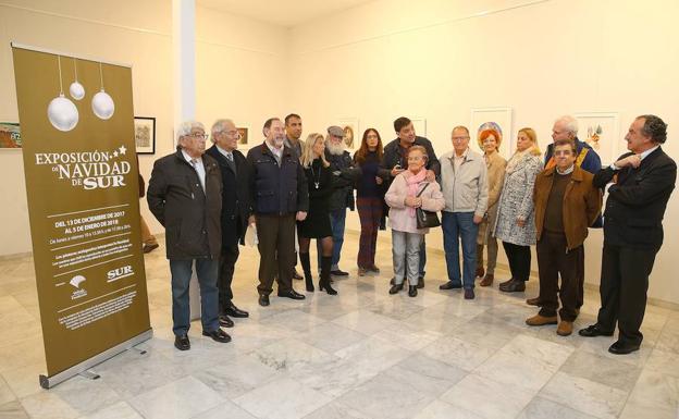 Pintores participantes en la muestra, con responsables de la Agrupación de Cofradías y SUR, en la apertura de la exposición.