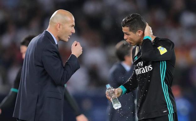 Zidane, hablando con Cristiano. 