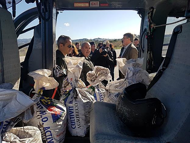 Un helicóptero de la Guardia Civil fue el encargado de realizar el lanzamiento. 