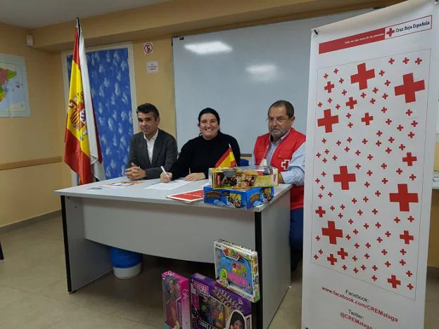 Bernal y Fernández, junto al presidente de Cruz Roja Marbella. :: sur