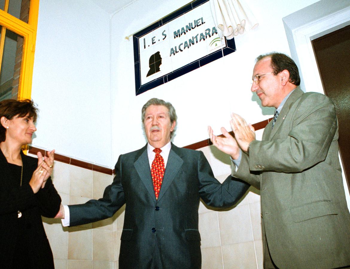 1999. Inauguración de la placa del instituto Manuel Alcántara en Málaga capital.