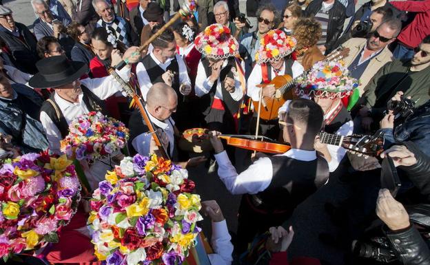 4. Los verdiales toman cada 28 de diciembre el Puerto de la Torre.