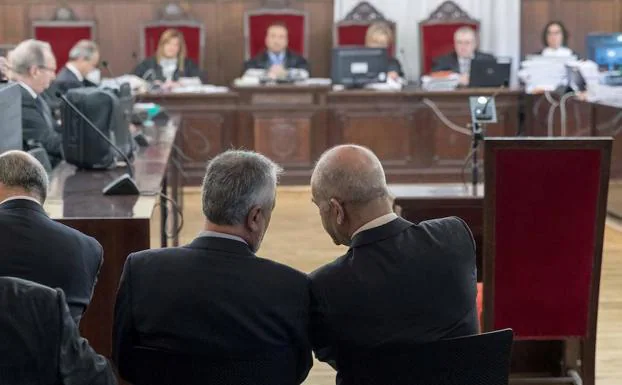 Los expresidentes José Antonio Griñán y Manuel Chaves conversan frente al tribunal que les juzga al comienzo de la vista oral ayer en Sevilla. 