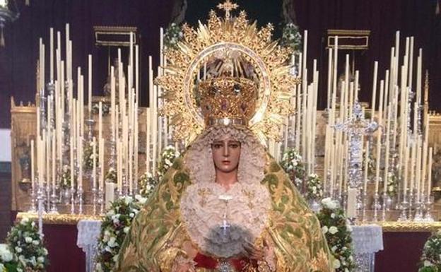 Imagen de archivo del besamanos de la Virgen de la Esperanza por su festividad. 