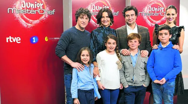 Jordi Cruz, Samantha, Pepe Rodríguez y Eva González, con algunos de los niños que concursan en el nuevo 'MasterChef Junior 5'. :: tve